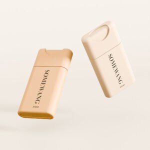 Hai chai hình chữ nhật màu be có nhãn "giá tốt nhất cho 20ml bằng thẻ tín dụng", bình xịt nước hoa bỏ túi lý tưởng để bán buôn.