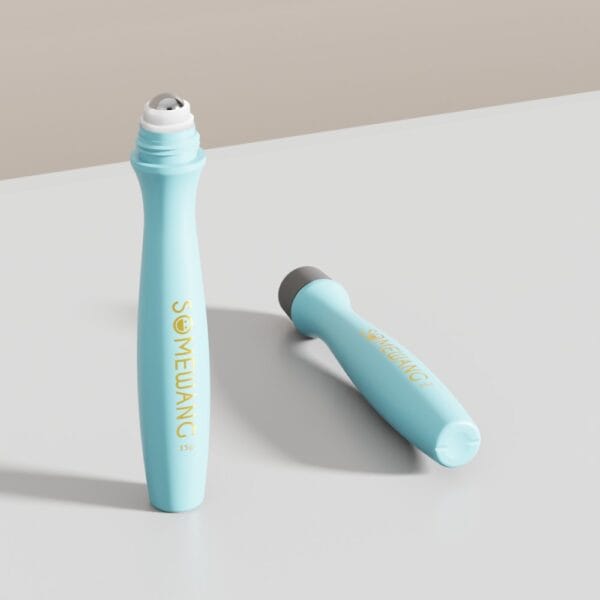 Dua botol roll-on krim mata berukuran 15ml berwarna biru muda: satu tegak tanpa tutup, satu tertutup rapat.