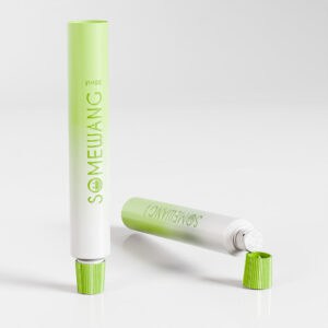 Hai ống ABL 22mm có nắp màu xanh lá cây và in offset nằm trên bề mặt màu trắng; một ống đứng thẳng, ống còn lại nằm sấp.
