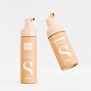 ขวด "Somewang" สีเบจ สองขวดในขนาด 90 มล. และ 300 มล. พร้อมปั๊ม มาพร้อมกับดีไซน์ HDPE ที่ทันสมัยเพื่อการจัดเก็บที่หลากหลาย