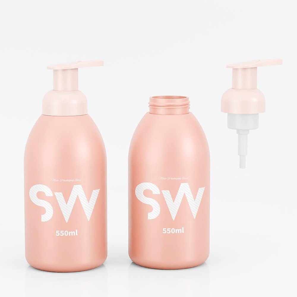 ขวดโฟม PE สีโรสโกลด์ขนาด 550 มล. จำนวน 2 ขวด มีฉลากระบุว่า "SW" วางอยู่บนพื้นหลังสีขาว ขวดหนึ่งเปิดอยู่และมีปั๊มอยู่ข้างๆ