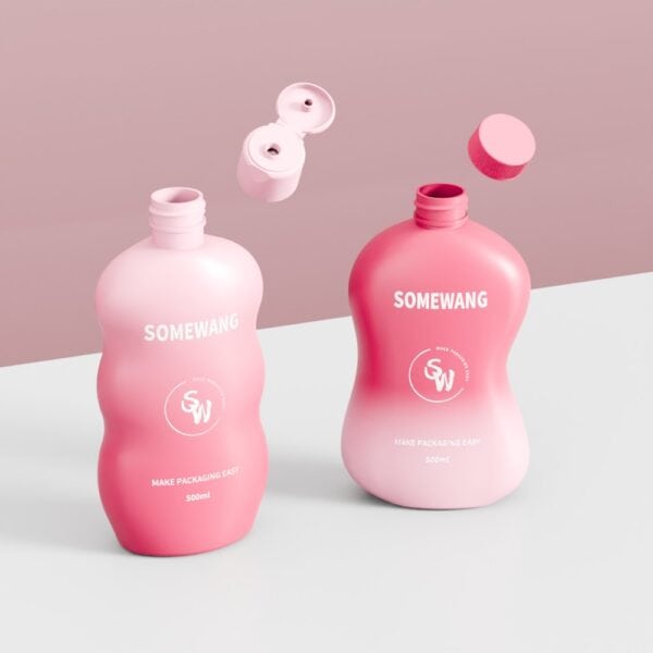 500ml PE 바디로션 병 2개: 한 병은 분홍색 뚜껑이 열려 있고, 다른 한 병은 뚜껑이 그 위에 떠 있습니다.
