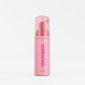 "Somewang" pembe HDPE köpük temizleyici şişesi şeffaf bir kapağa sahip olup 150 ml hacim almaktadır.