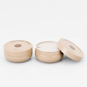 Se muestran dos frascos de crema beige (SWC-JP100CK y SWC-JP200CK) sobre un fondo blanco, mostrando frascos de 200 g cerrados y frascos de 100 g abiertos.