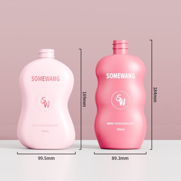 "SOMEWANG"이라고 라벨이 붙은 분홍색 500ml PE 병 두 개가 나란히 놓여 있습니다. 왼쪽은 짧고 넓으며, 오른쪽은 길고 가늘습니다.