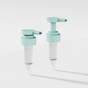Duas bombas de loção foscas 32/410 azul-petróleo com bases transparentes ficam graciosamente sobre uma superfície branca, perfeitas para decoração moderna de banheiros.
