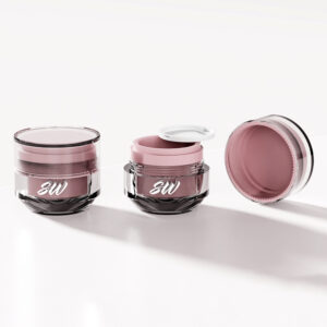 Sur une surface blanche, trois pots en acrylique de luxe de 50 ml contiennent de la crème rose ; ils ont des doubles parois et deux couvercles à proximité.