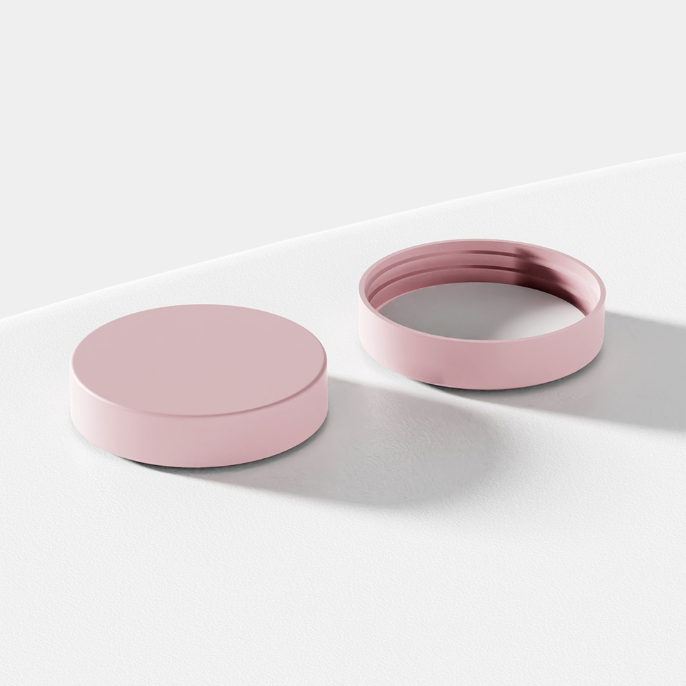 Due coperchi per barattoli di vetro in plastica rosa chiaro da 56 mm personalizzati su una superficie bianca: un tappo a vite chiuso, uno aperto.