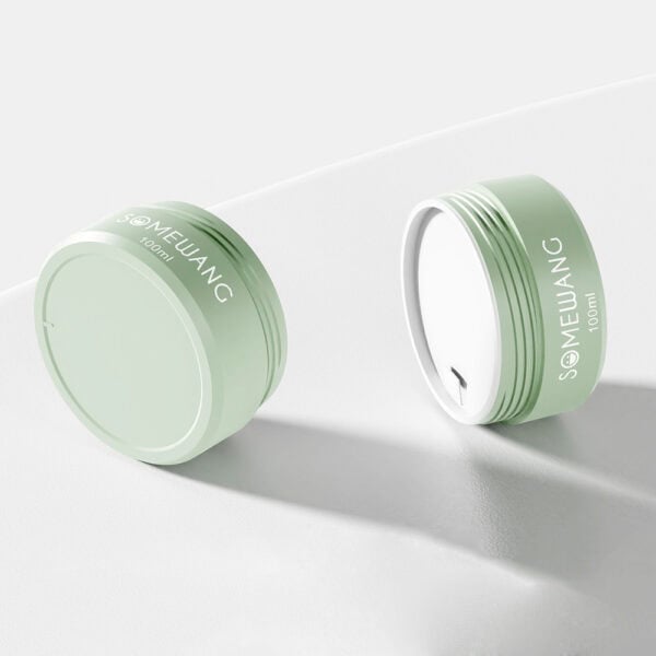 Dois potes de cosméticos "SOMEWANG 100ml" verde menta, um aberto e vertical, o outro deitado sobre branco, ecoam o design elegante dos potes de 100ml-200ml.