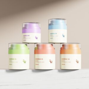 Cinco potes de acrílico sem ar da Somewaig em tons pastéis mantêm os cremes frescos em um design elegante sobre fundo branco.