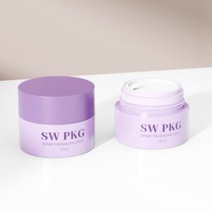 Twee lavendelkleurige acrylcrèmepotjes van 50 ml: één gesloten, één open om de strakke witte binnenkant voor huidverzorgingsproducten te onthullen.