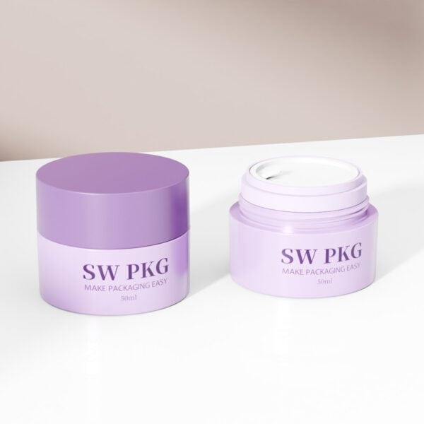 Zwei lavendelfarbene 50-ml-Acryl-Cremetiegel: einer geschlossen, einer offen, sodass der elegante weiße Innenraum für Hautpflegeprodukte sichtbar ist.