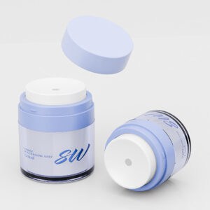Zwei blau/weiße Airless-Pumpgläser aus Acryl mit 30 ml und 50 ml: eines aufrecht mit schwimmendem Deckel, das andere elegant auf der Seite liegend.