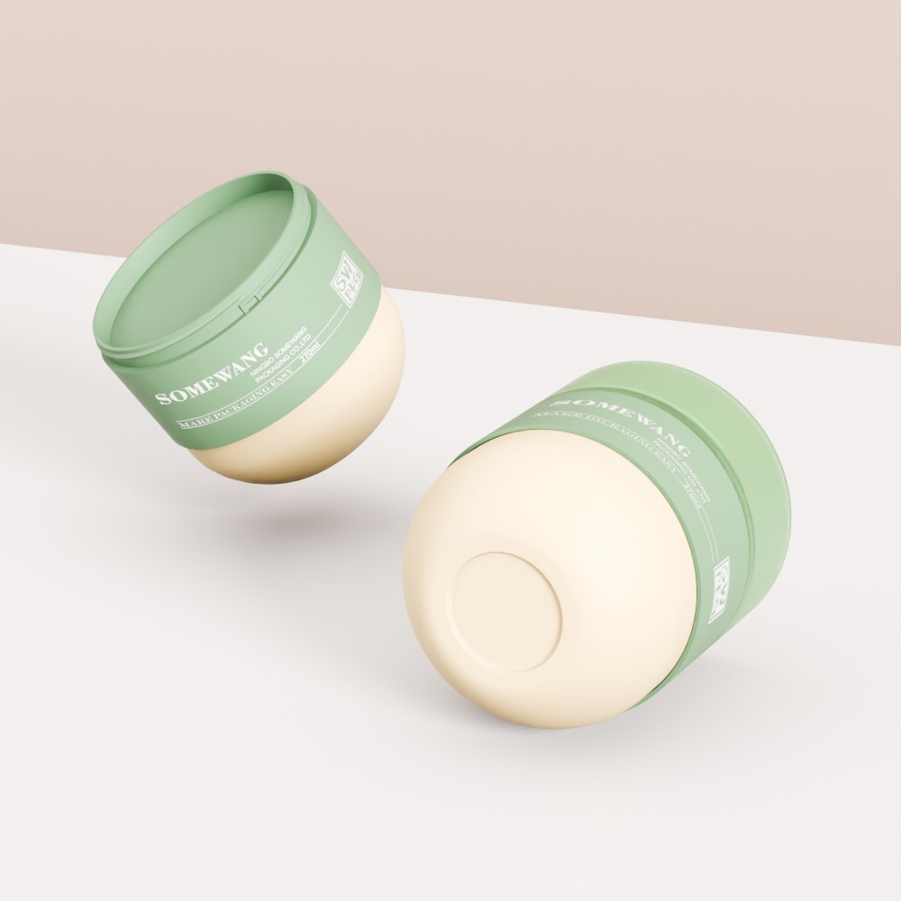 Se muestran dos frascos de mascarilla capilar verde y beige "Someyang" de 270 ml/9 oz sobre un fondo blanco y rosa.
