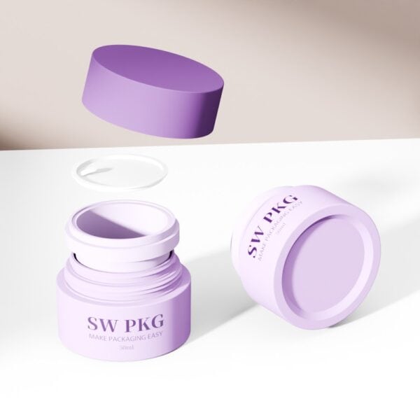 Zwei offene, violette, nachfüllbare 50-ml-Gesichtscremetiegel mit dem Aufdruck „SW PKG MAKE PACKAGING EASY“, Deckel und Versiegelung siehe Abbildung oben.