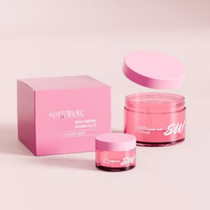 Zwei offene rosafarbene PET-Cremetiegel („400 ml“ und „100 ml“) stehen neben einer rosafarbenen Schachtel, in der elegante 8-ml-Mini-Probetiegel für Augencreme aus PET ausgestellt sind.