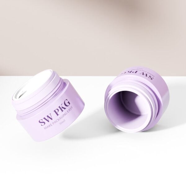 Zwei hellviolette 50-ml-Gesichtscremetiegel aus Acryl – einer aufrecht, einer auf der Seite – auf weißem Untergrund. Etikett: „SW PKG MAKE PACKAGING EASY.“