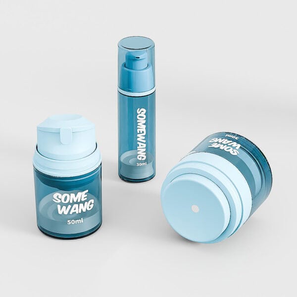 Drie blauwe "Some Wang"-flessen op lichtgrijs: twee pompdispensers (30 ml en 50 ml) en een pot, allemaal met strakke witte tekst.