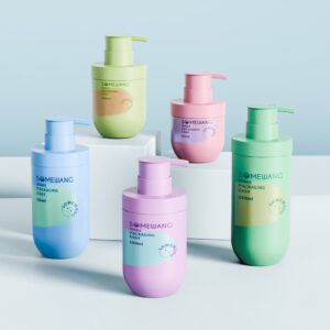 Five "SOMEWUANG" PP airless bottles (60–250ml, 5 colors) are shown on white blocks against a light blue background.