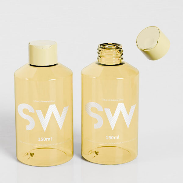 Deux bouteilles en PET jaune de 150 ml étiquetées « SW », utilisées pour un spray cosmétique personnalisable, l'une bouchée et l'autre non bouchée en angle.