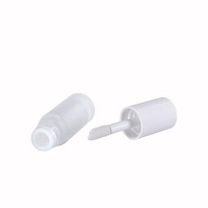 Strakke witte lipglosstube van 4,5 ml met gouden dop en doe-voetapplicator, perfect voor je make-uproutine.