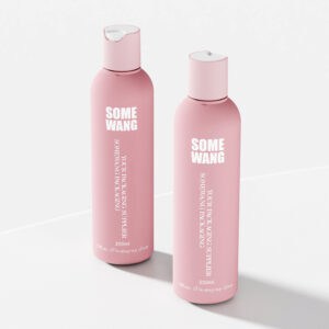 "Some Wang"이라는 라벨이 붙은 분홍색 200ml 로션 병 두 개가 흰색 펌프와 함께 밝은 표면 위에 놓여 우아함과 실용성을 겸비했습니다.