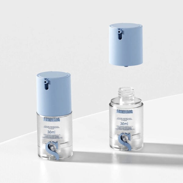 Set 2 botol losyen tanpa udara lutsinar 30ml dengan penutup biru, sesuai untuk pembungkusan kosmetik borong. Satu penutup ditunjukkan secara berasingan.