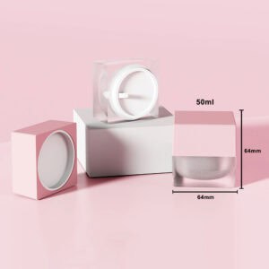 뚜껑이 달린 고급스러운 30/50g 정사각형 아크릴 병 4개가 분홍색 표면에 놓여 있습니다. 하나는 열려 있고, 다른 하나는 각 변의 길이가 64mm인 소형으로 50ml를 담습니다.