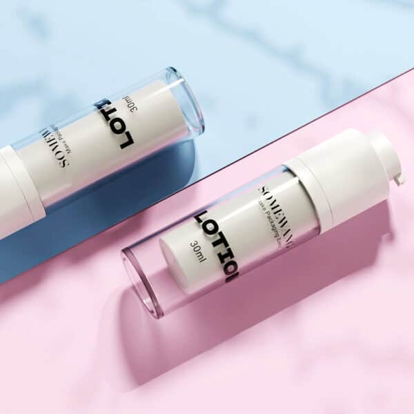 ขวดปั๊มสุญญากาศใสขนาด 15 มล./30 มล./50 มล. จำนวน 2 ขวด มีฉลากระบุว่า "LOTION 30 มล." วางอยู่บนพื้นหลังสีน้ำเงินและสีชมพู