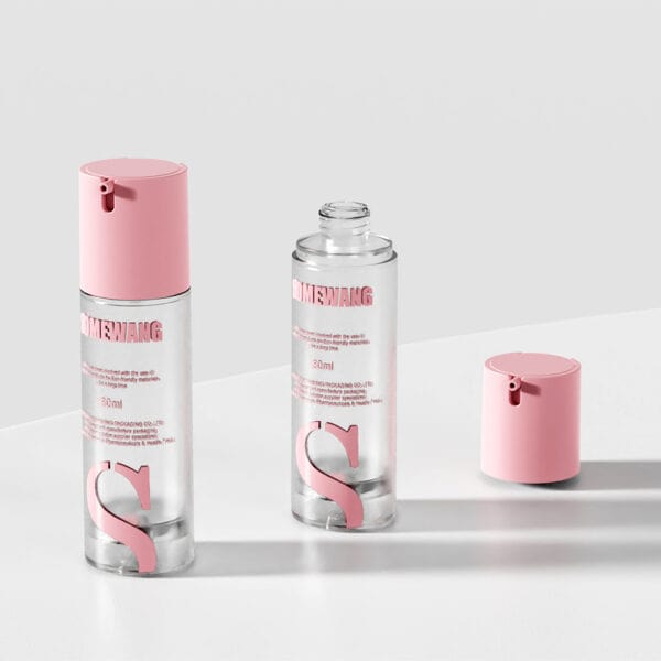 Dua Botol AS Airless Lotion berwarna merah jambu dan jernih daripada barisan Pembungkusan Kosmetik Borong, satu dengan penutup terbuka, pada permukaan kelabu.