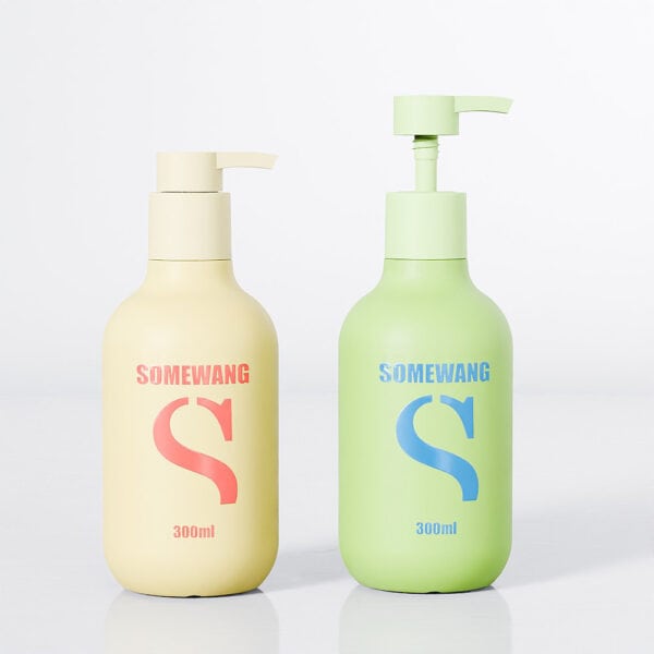 ขวดโลชั่น "SOMEWANG" สีพาสเทลสองขวด ได้แก่ สีเหลืองหนึ่งขวดและสีเขียวหนึ่งขวด (ขวดละ 300 มล.) ทำจากวัสดุรีไซเคิลและมีหัวปั๊ม