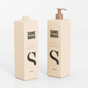 Twee beige 1000ml "High Quality PE Bottle" containers: één met een pompdispenser, de andere open.