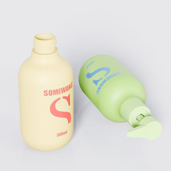 ขวดพรีเมี่ยมขนาด 300 มล. สองขวด ได้แก่ ครีม "Somewang" และปั๊มสีเขียว เหมาะสำหรับแฟนโลชั่นที่ให้ความสำคัญกับวัสดุรีไซเคิล