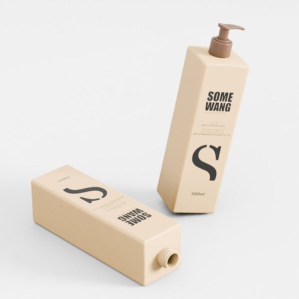 Zwei beige, quadratische PE-Flaschen mit der Aufschrift „High Quality PE Bottle“, eine aufrecht mit Pumpe, die andere mit geöffnetem Schraubverschluss auf weißem Grund.