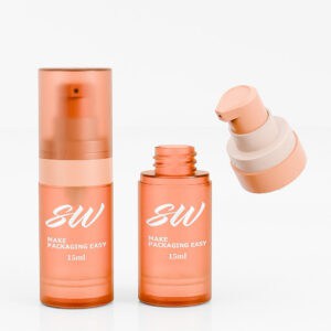 Dos botellas de color naranja, con la etiqueta "Botella de PP sin aire al por mayor de 15 ml/30 ml/50 ml", muestran un envase personalizable. A la derecha hay una boquilla.