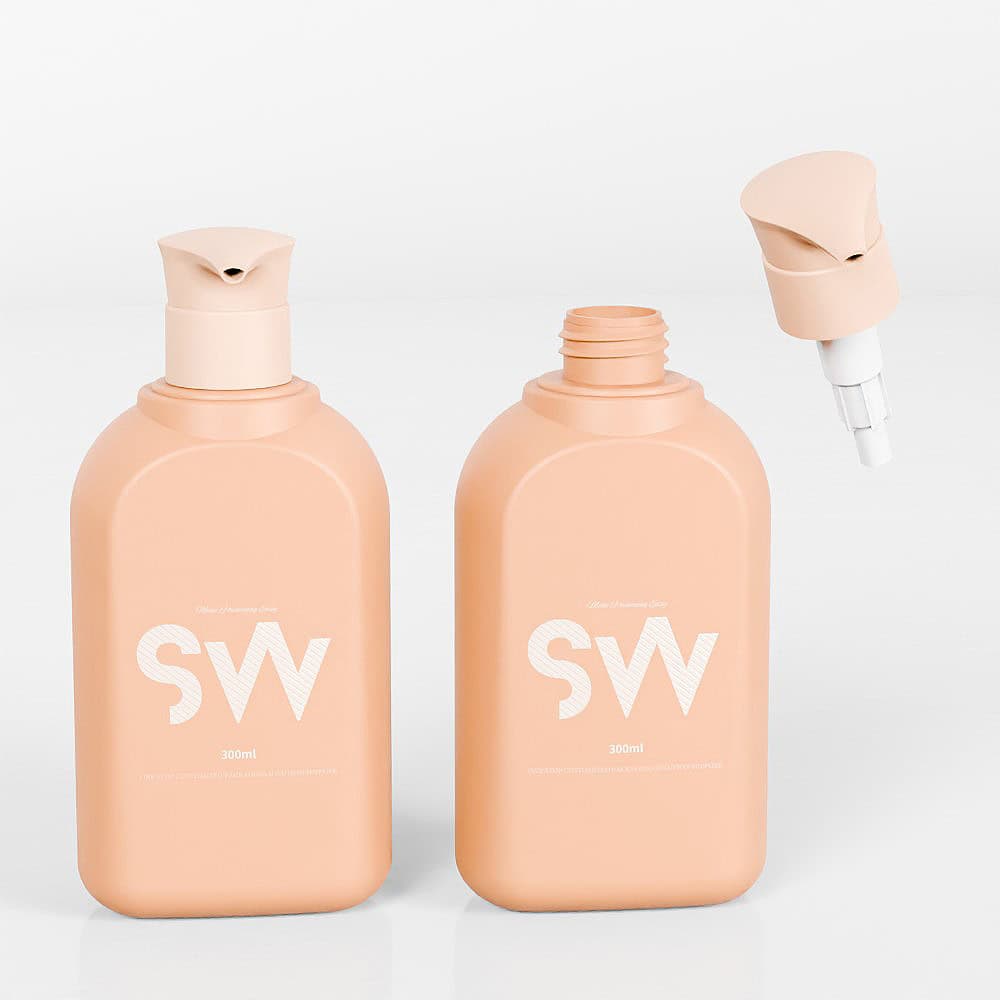 ขวด PE สีพีชสองขวดพร้อมฉลาก "SW" ขวดหนึ่งมีปั๊มแยกจากซีรีส์ Customized Cosmetic คุณภาพสูง ขนาด 220 มล./300 มล./500 มล.