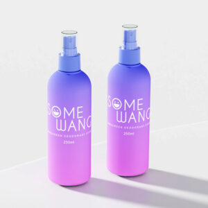 Deux bouteilles de 250 ml dégradées de violet et de rose étiquetées « Bouteille de shampoing en plastique de haute qualité » avec une icône de sourire sont posées sur une surface blanche.