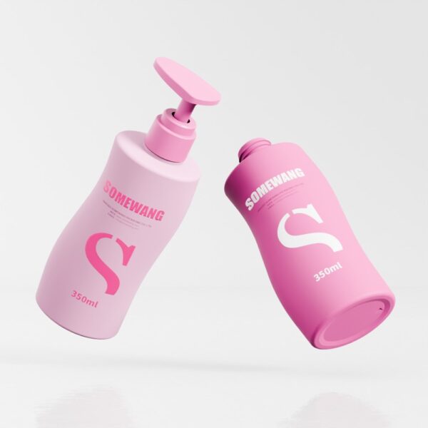 Due flaconi di lozione rosa "Somewang", uno con pompa a vite e l'altro in una bottiglia da 350 ml a forma di "S", galleggiano su uno sfondo bianco.