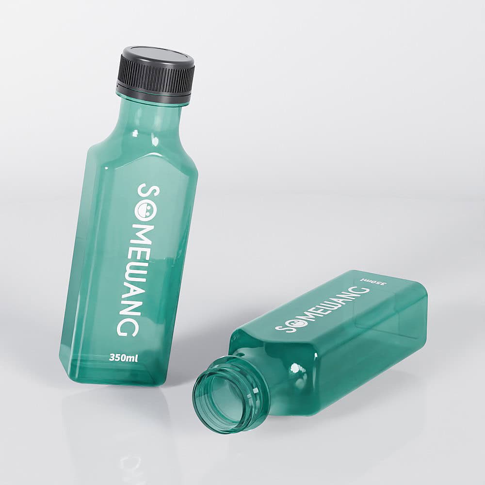 Due bottiglie di plastica "SOMEWANG" color verde acqua da 350 ml presentano un design PET elegante e personalizzabile: una in posizione verticale, l'altra orizzontale senza tappo.