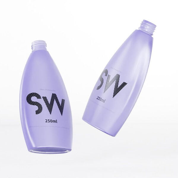 Hai chai màu tím trong suốt có nhãn "SW" và "250ml" nằm trên nền trắng, làm nổi bật thiết kế thanh lịch của sản phẩm dùng để đựng dầu gội hoặc kem dưỡng da.