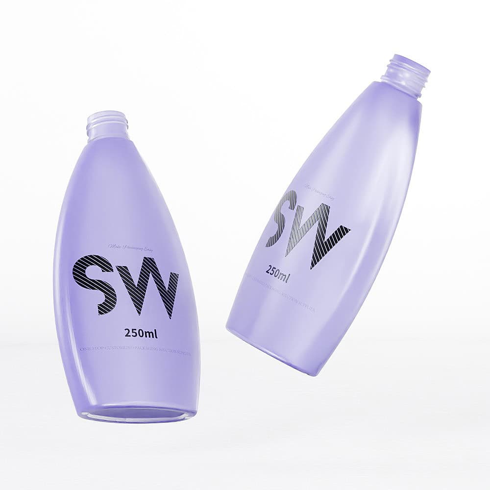 ขวดสีม่วงโปร่งแสงสองขวดมีฉลากระบุว่า “SW” และ “250ml” วางอยู่บนพื้นสีขาว เน้นย้ำถึงการออกแบบที่หรูหราสำหรับแชมพูหรือโลชั่น