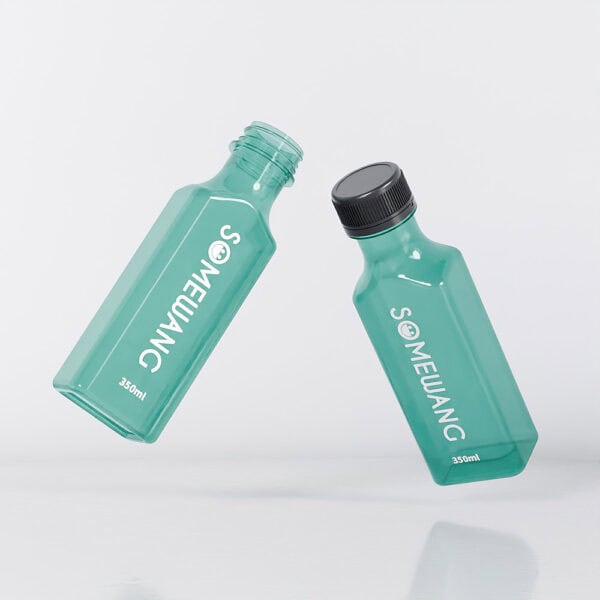 Dua botol PET 350ml "SOMEWANG" hijau terapung, satu bertutup dan satu terbuka, sesuai untuk pembungkusan kosmetik semasa dalam perjalanan.