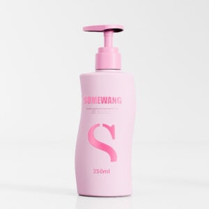 회전 펌프와 350ml 용량을 갖춘 분홍색 HDPE "S" 병이 흰색 배경에 놓여 있으며, "SOMEWANG"이라는 라벨이 붙어 있습니다.