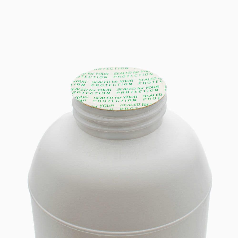Öppen vit flaska med värmeinduktionstätning (HIS) och tryckförseglingsfoder isolerad på vit bakgrund