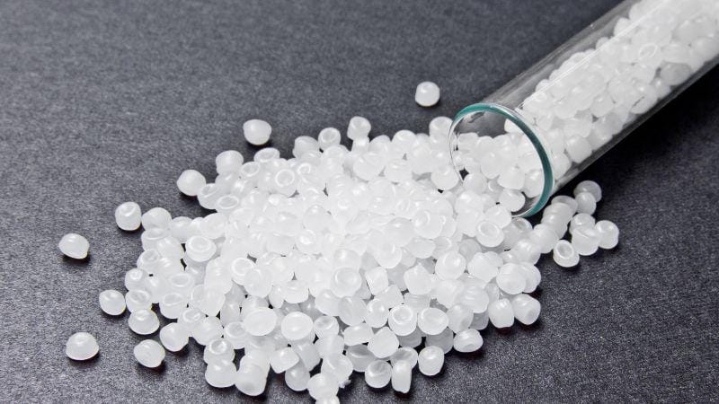 Granulés de plastique blanc dans un tube transparent