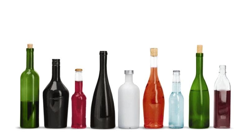 São 9 garrafas de diferentes comprimentos e cores. O fundo arredondado permite boa estabilidade, funcionalidade e estética.