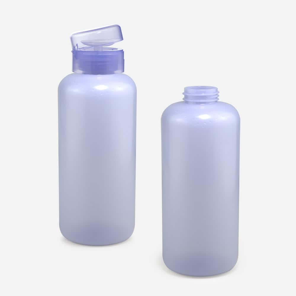 Dos botellas de PET transparentes de 500 ml para quitaesmalte, una con la tapa abatible abierta y la otra destapada, están una al lado de la otra.