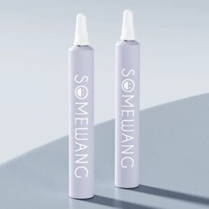 Dwie wysokie butelki z zakrętkami z kroplomierzem stoją obok siebie na odblaskowej powierzchni, przypominając 15 ml tubkę PE Skincare. Etykieta: „SOMEWANG.