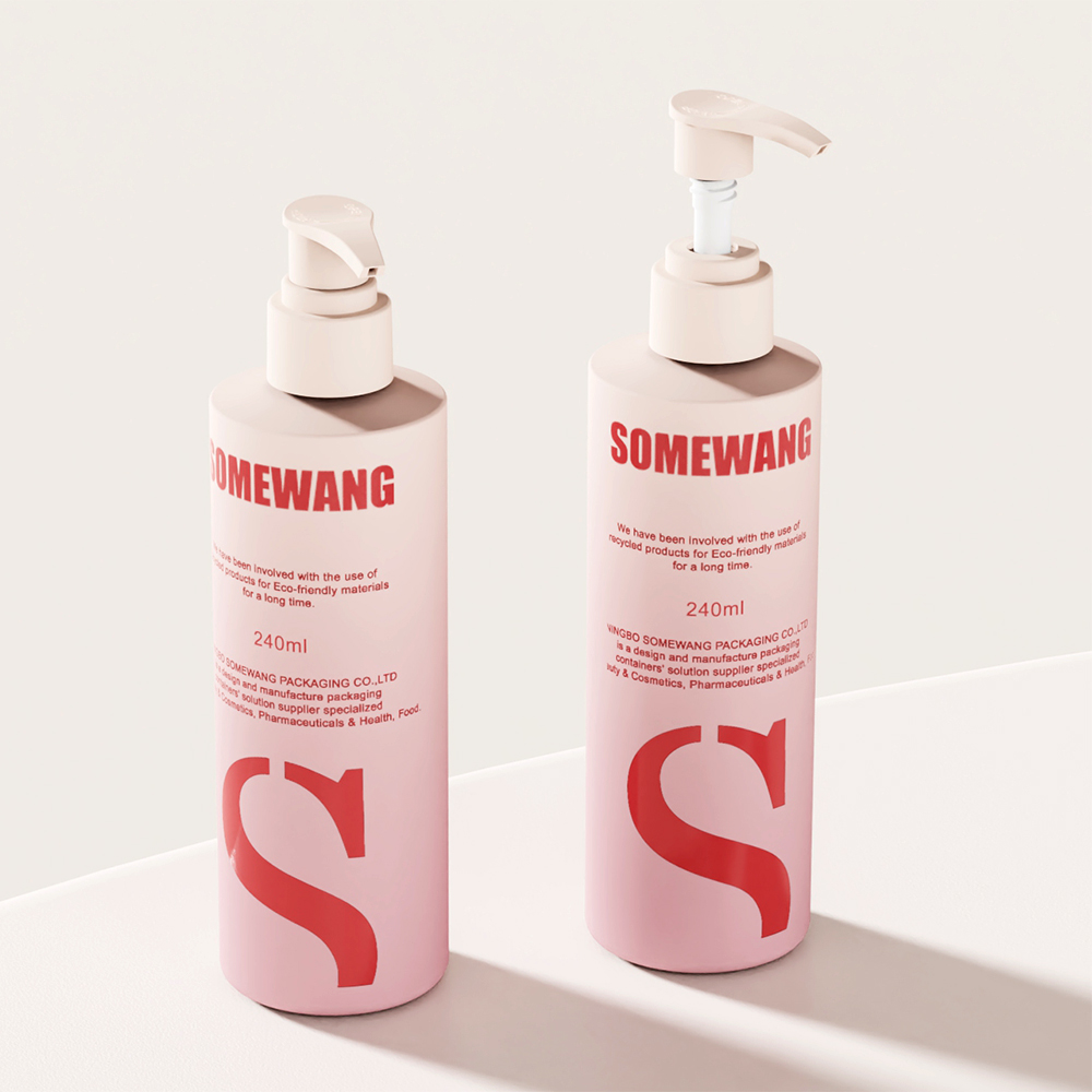 펌프가 달린 핑크색 240ml "SOMEWANG" 스킨케어 샴푸병 두 개가 흰색 표면에 우아하게 진열되어 있습니다.