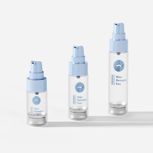 Drie doorzichtige pompflacons (15 ml, 30 ml, 50 ml) met blauwe doppen met de tekst "Make Packaging Easy" op een witte achtergrond.